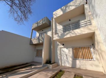 Casa de 4 ambientes, Morón · Triplex de 4 Amb - Cochera y Fondo // Chile 935