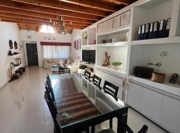 Casa · 215m² · 5 Ambientes · 2 Cocheras · Venta Casa 5 Ambientes Castelar Norte