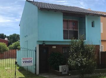 Departamento · 70m² · 4 Ambientes · 4 Cocheras · Duplex Cuatro Ambientes con Fondo Libre! - Todos Los Servicios Conectados!