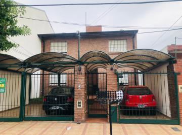 Frente de la propiedad · Amplio Departamento de 2 Amb. con Cochera en Venta