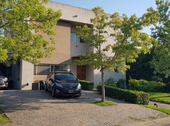 Casa · 220m² · 6 Ambientes · 6 Cocheras
