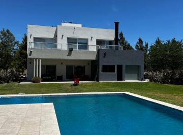Casa · 200m² · 4 Dormitorios · 2 Cocheras · Casa - Coronel Brandsen