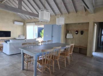Casa · 220m² · 5 Ambientes · 2 Cocheras · Casa - Barrio Costa Esmeralda