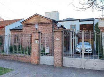 Casa · 210m² · 5 Ambientes · 2 Cocheras · Impecable Chalet 5 Amb. Piscina - Jacuzzi - Parque - Quincho "Villa Victoria"