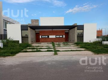 Casa · 80m² · 4 Ambientes · 1 Cochera · Prados de Manantiales, Duplex Frente a La Plaza de 2 Dorm.! Entrega Inmediata!