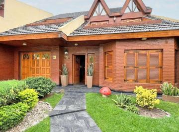 Casa · 220m² · 4 Ambientes · 1 Cochera · Casa 4 Ambientes - Merlo Sur