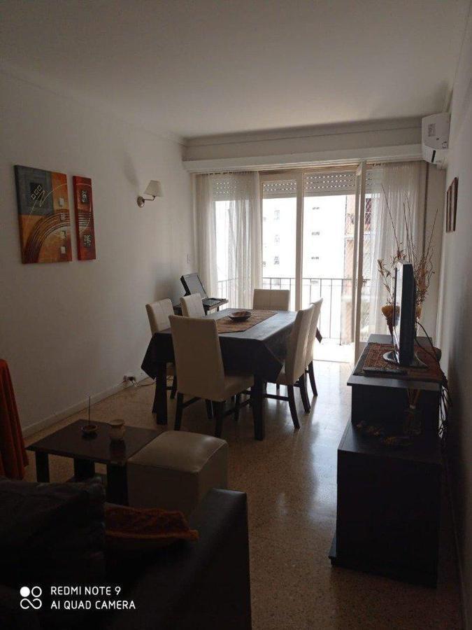 Departamento de 2 Ambientes con dependencia de servicio a la calle con balcon saliente