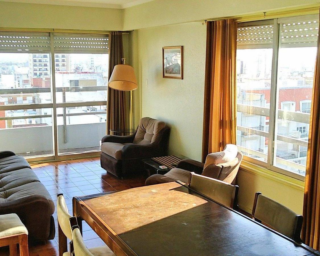 Departamento de 3 Ambientes a la calle con balcon saliente, cochera fija y baulera