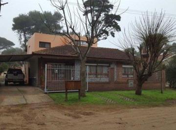 Casa · 154m² · 5 Ambientes · 1 Cochera · Importante Chalet