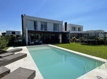 Casa de 5 ambientes, Escobar · Jardin Al Este con Pileta! 3dorm y Dep Servicio Araucarias Puertos