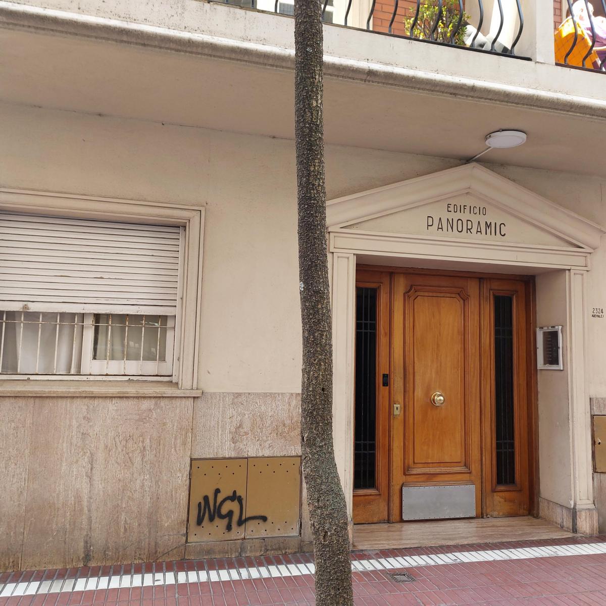 Cómodo departamento de tres ambientes, más dependencias de servicio y cochera — Centro