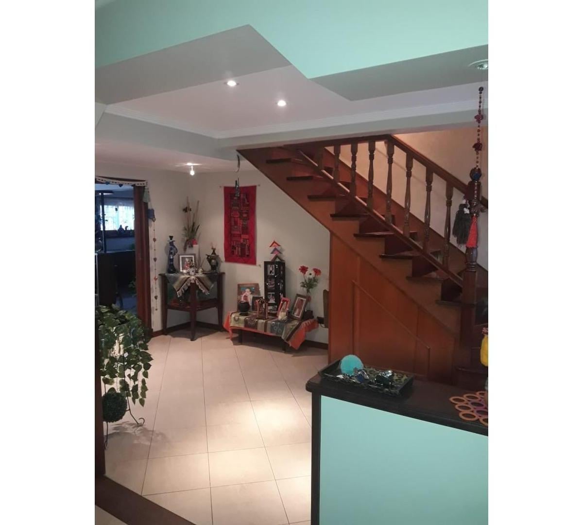 Chalet 5 amb, 182m² con cochera y gran parque — De La Plaza Fortunato