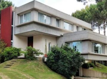 Casa · 380m² · 6 Dormitorios · 2 Cocheras · Barrio La Herradura - Casa con Piscina