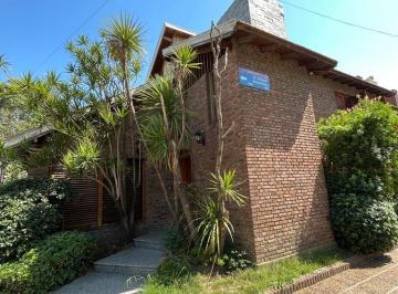 Casa de 5 ambientes, Lanús · En Alquiler Chalet 5 Amb con Gge, Patio, Jardin, Quincho y Parrilla en Lanus