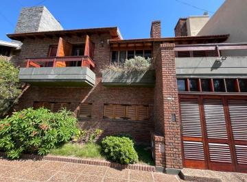 Casa de 5 ambientes, Lanús · En Alquiler Chalet 5 Amb con Gge, Patio, Jardin, Quincho y Parrilla en Lanus