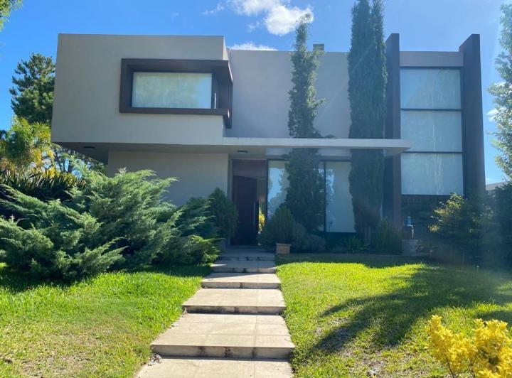 Casa · 190m² · 4 Ambientes · 1 Cochera