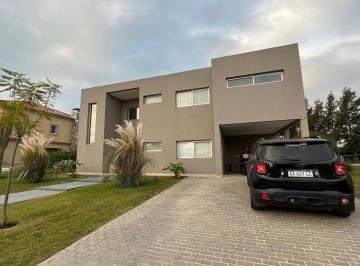 Casa · 111m² · 5 Ambientes · 4 Cocheras · Casa en Venta en Barrio Las Golondrinas.