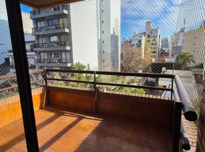 3 Ambientes con Cochera Fija. Al Frente. Luz y Sol. Impecable!