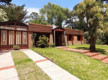 Casa · 95m² · 4 Ambientes · 1 Cochera · Bajo Su Valor! Chalet en Venta - Gas Natural - a Dos Cuadras del Arco de Sierra