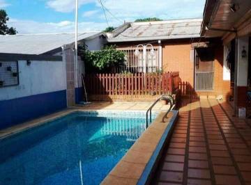 Piscina · Casa con 2 Dorm. y Oficina en Venta en Santa Lucía
