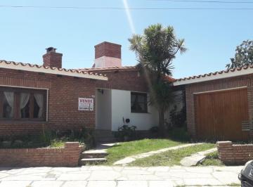 Casa · 226m² · 1 Cochera · Venta Casa 3 Dorm. 2 Patios Asador Cochera + Depto Independiente en La Cum