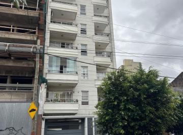 Departamento de 2 ambientes, Lanús · Semipiso de 2 Amb. Al Fte. C/balcon y Cochera Cub. y Fija - a m. de H. Yrigoyen