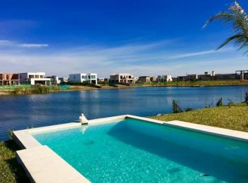 Casa · 261m² · 5 Ambientes · Venta de Casa Al Lago Barrio Castaños
