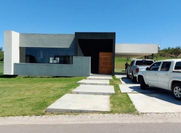Casa · 310m² · 4 Ambientes · 3 Cocheras · Casa en La Arbolada, 3 Dorm., 3 Baños, Pileta.