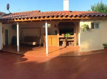 Casa · 149m² · 4 Ambientes · 1 Cochera · Casa 4 Ambientes con Cochera Quincho Apta Crédito en Venta - Moron