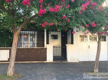 Casa · 149m² · 4 Ambientes · 1 Cochera · Casa 4 Ambientes con Cochera Quincho Apta Crédito en Venta - Moron
