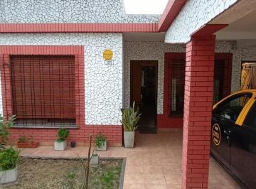 KNK-KNK-3820_2 · Oportunidad Venta Casa de 3 Ambientes Castelar, Acepta Permu