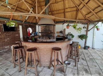 Casa · 160ha · 3 Ambientes · 2 Cocheras · Casa 3 Ambientes con Garaje y Quincho Parque Apta Crédito Venta - Morón