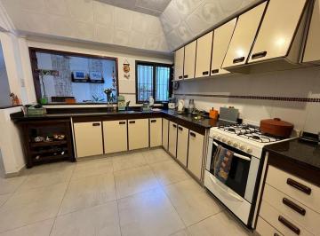 PH · 144m² · 4 Ambientes · 1 Cochera · Venta de PH de 4 Amb Al Frente C/ Cochera! Haedo Sur