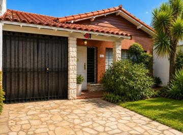 KNK-KNK-3829_2 · Oportunidad Venta Casa 4 Ambietes Castelar Norte