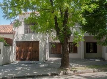 Casa · 242m² · 6 Ambientes · 2 Cocheras · Casa en Venta