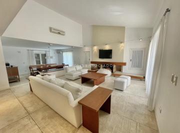 Foto1 · Hermosa Casa en Venta de 4 Dorm. en Barrio Lugano, Punta del Este.