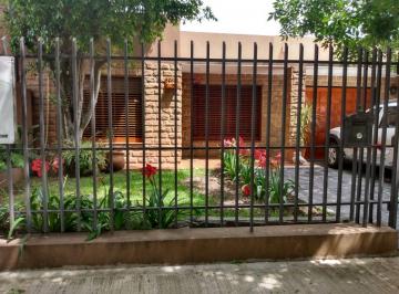 Casa · 220m² · 5 Ambientes · 3 Cocheras · Casa - Castelar
