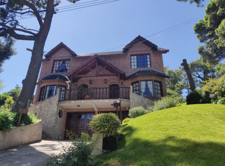 Casa · 180m² · 4 Ambientes · 1 Cochera