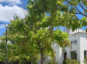 Casa · 290m² · 7 Ambientes · 1 Cochera · Excelente Casa en Venta o Alquiler Sobre Agua, en Barrio Los Castores.