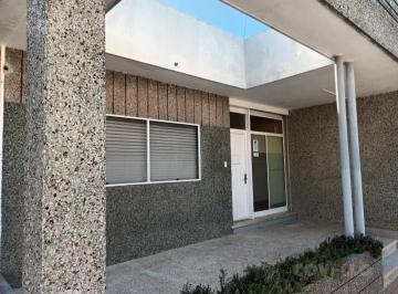 Casa · 261m² · 8 Ambientes · 1 Cochera · Amplia Csa en Venta en Carmelo de 6 Dorm.