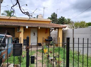 Casa de 2 ambientes, Almirante Brown · Casa con Extenso Fondo a m de San Martin