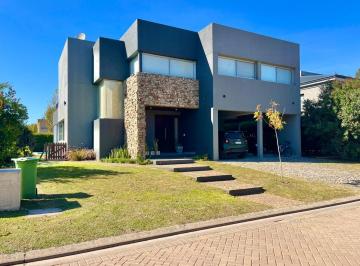Casa · 330m² · 4 Ambientes · 2 Cocheras · Excelente Propiedad en Venta en Aguadas Funes