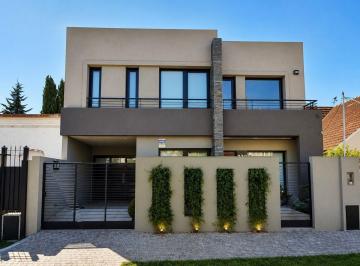 Casa · 194m² · 5 Ambientes · 2 Cocheras · Casa de 3 Dorm. y Parque a Estrenar en Temperley Este
