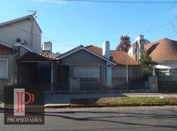Casa · 200m² · 4 Ambientes · 2 Cocheras · Casa de 3 Dorm. en La Excelente Ubicacion de Lomas de Zamora Oeste