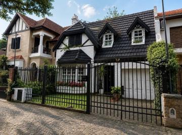 Casa · 250m² · 3 Dormitorios · 3 Cocheras · Chalet de Estilo en Excelente Ubicacion