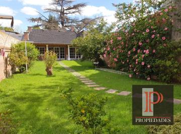 Casa · 400m² · 6 Ambientes · 3 Cocheras · Casa de 5 Dorm. con Parque y Quincho Lote de 8.66 X 60 en Banfield Oeste Acepta Permuta