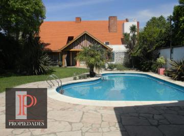 Casa · 600m² · 5 Ambientes · 4 Cocheras · Espectacular Casa Sobre Doble Lote con Gran Quincho y Piscina en Banfield Oeste