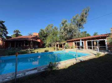 Casa · 250m² · 5 Ambientes · 2 Cocheras · Villa Allende Golf Casa en Alquiler Quincho Pileta