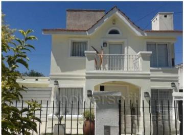 Casa · 200m² · 3 Dormitorios · 2 Cocheras · Venta - Casa 3 Dorm., Pileta. a m Costanera, Villa Carlos Paz
