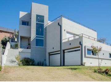 Casa · 360m² · 3 Dormitorios · 5 Cocheras · Venta - Casa de Categoria, 3 Dorm.. Villa del Lago, Carlos Paz
